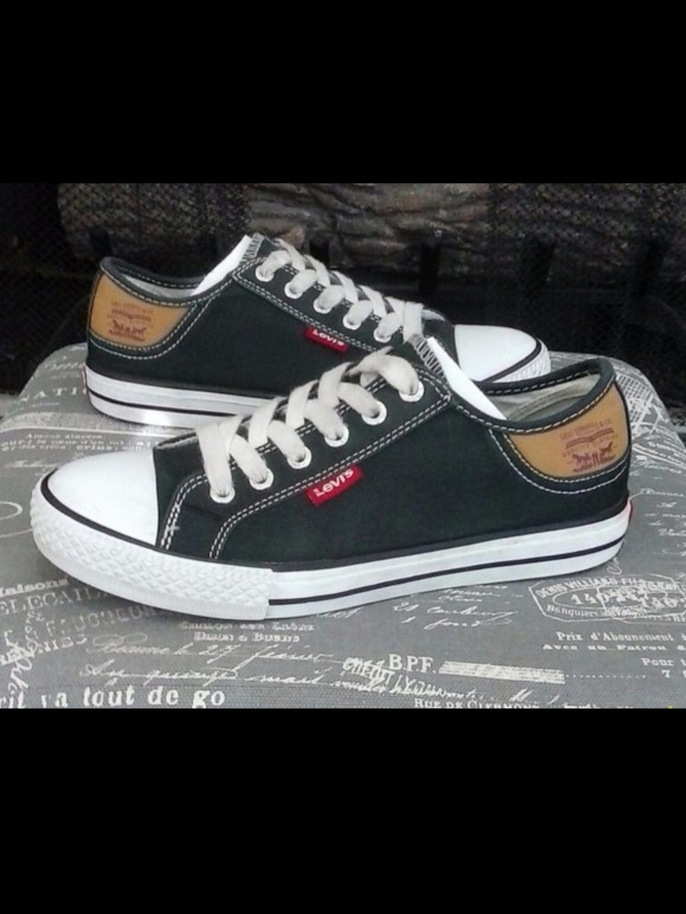 Levi's Women's's Black Low-Top Canvas Sneakers